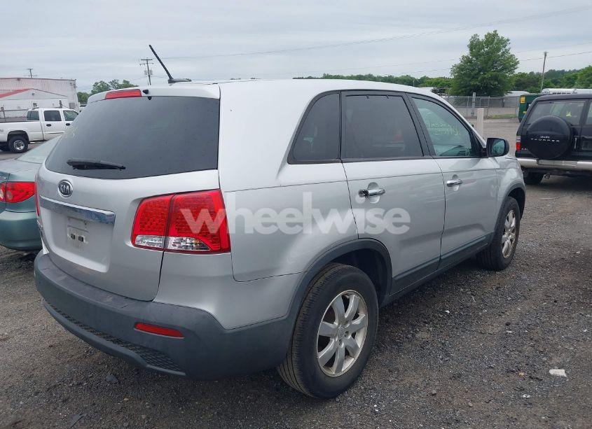 Photo 4 of 2011 Kia Sorento (VIN 5XYKT3A19BG145995)