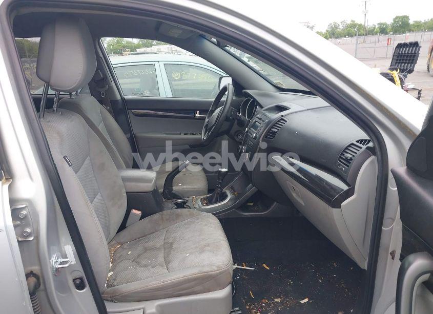 Photo 5 of 2011 Kia Sorento (VIN 5XYKT3A19BG145995)