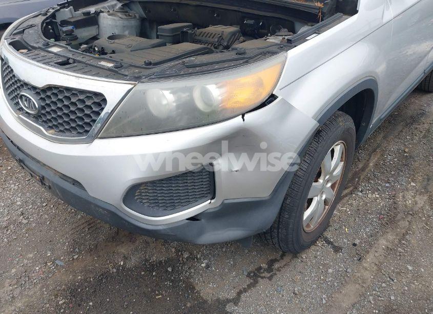 Photo 6 of 2011 Kia Sorento (VIN 5XYKT3A19BG145995)