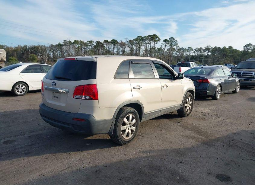 Photo 4 of 2012 Kia Sorento LX (VIN 5XYKT3A19CG215805)