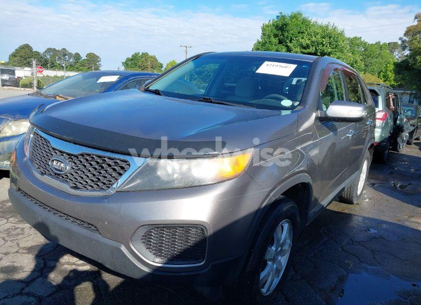 Photo 2 of 2012 Kia Sorento LX (VIN 5XYKT3A19CG231096)