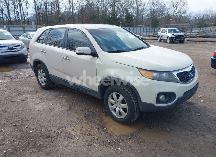 2011 Kia Sorento LX (VIN 5XYKT3A1XBG039894) main photo