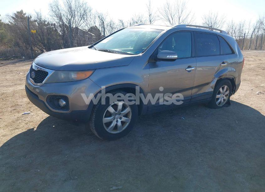Photo 2 of 2011 Kia Sorento LX (VIN 5XYKT3A1XBG051561)