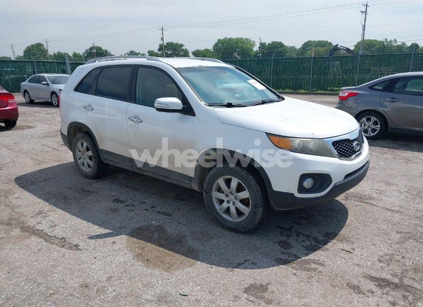 2011 Kia Sorento LX (VIN 5XYKT3A1XBG101827) main photo