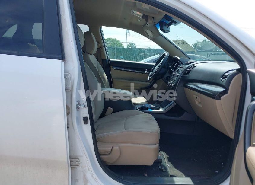 Photo 5 of 2011 Kia Sorento LX (VIN 5XYKT3A1XBG101827)