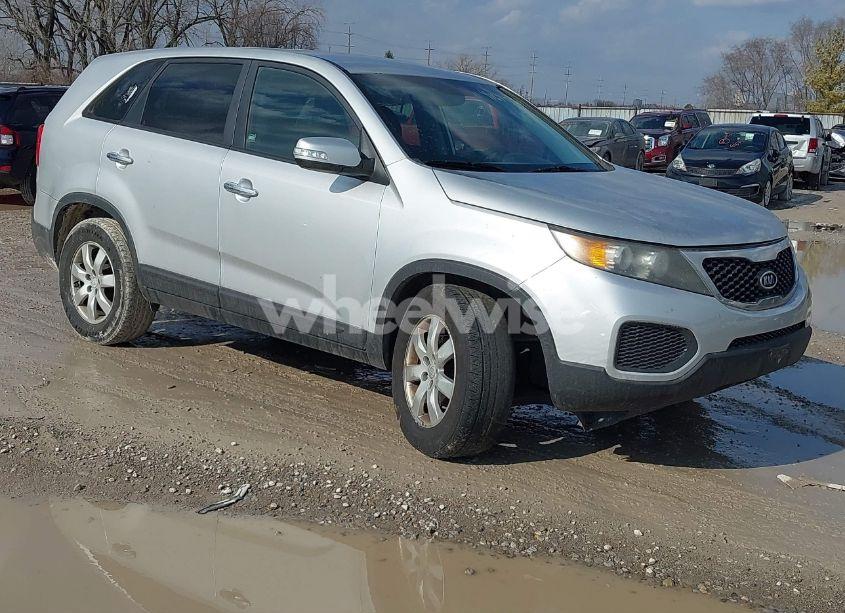 2011 Kia Sorento LX (VIN 5XYKT3A1XBG108244) main photo