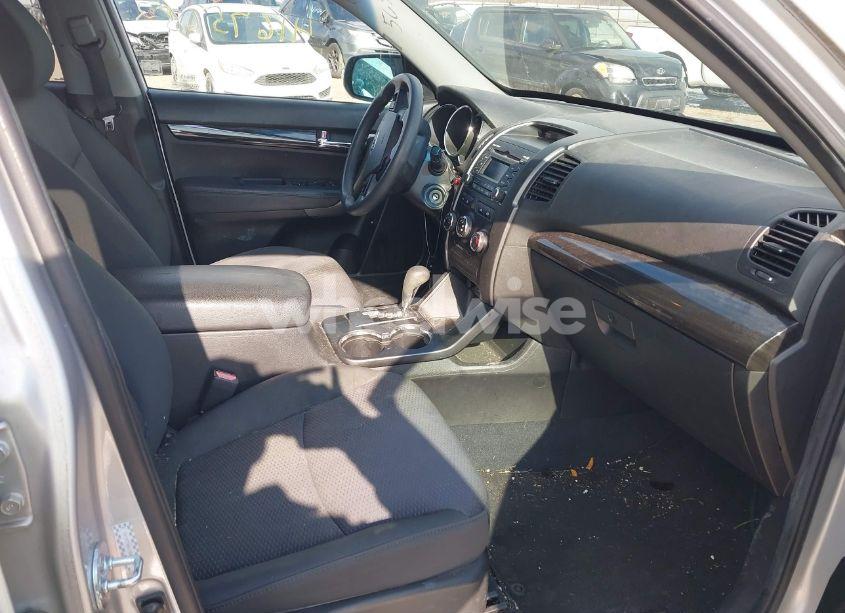 Photo 5 of 2011 Kia Sorento LX (VIN 5XYKT3A1XBG108244)