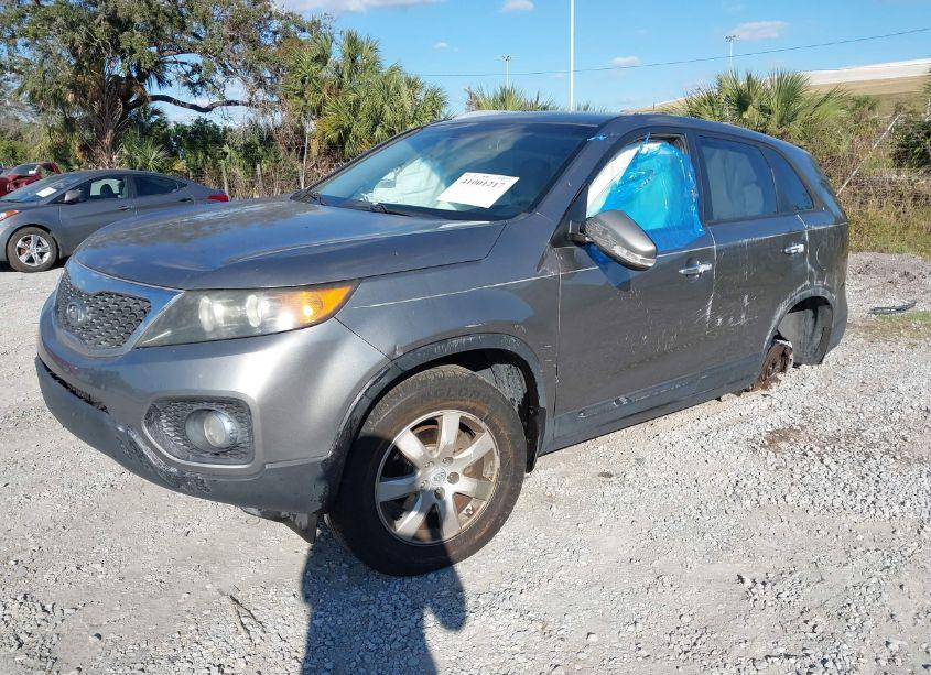 Photo 2 of 2011 Kia Sorento LX (VIN 5XYKT3A1XBG140286)