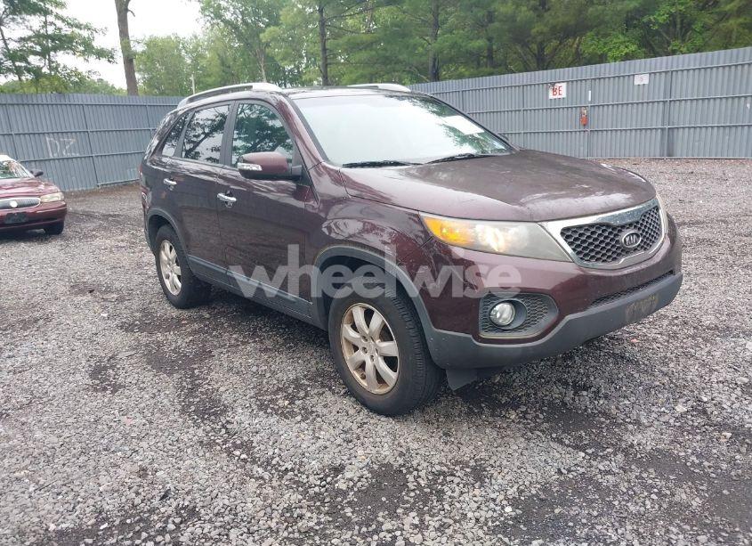 2011 Kia Sorento LX (VIN 5XYKT3A1XBG147240) main photo