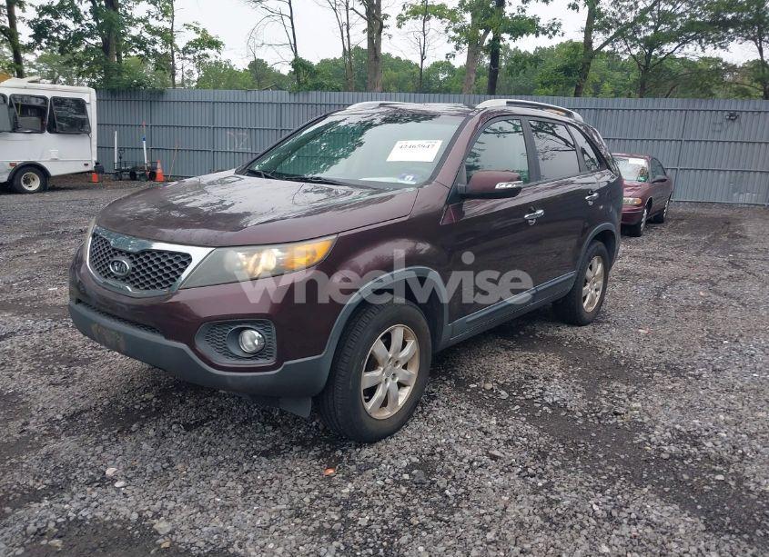 Photo 2 of 2011 Kia Sorento LX (VIN 5XYKT3A1XBG147240)