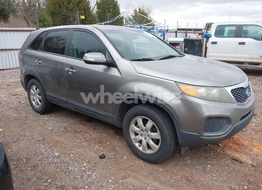 2011 Kia Sorento LX (VIN 5XYKT3A1XBG186877) main photo