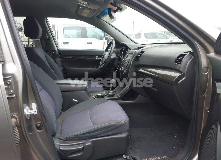 Photo 5 of 2011 Kia Sorento LX (VIN 5XYKT3A1XBG186877)