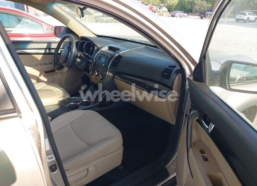 Photo 5 of 2013 Kia Sorento LX (VIN 5XYKT3A1XDG322718)