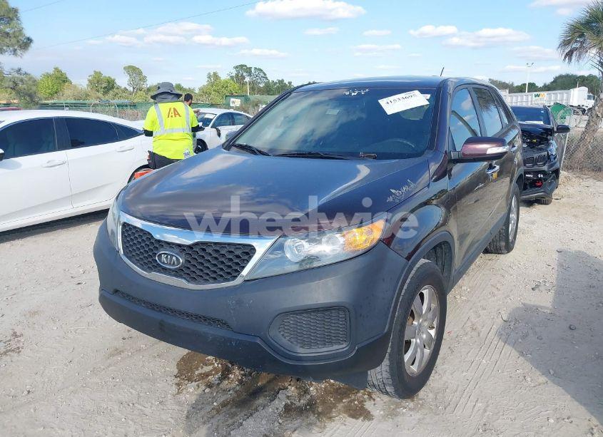 Photo 2 of 2013 Kia Sorento LX (VIN 5XYKT3A1XDG332794)