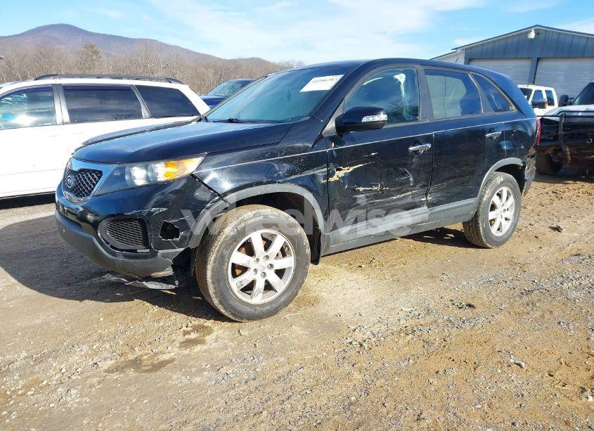 Photo 2 of 2013 Kia Sorento LX (VIN 5XYKT3A1XDG377346)