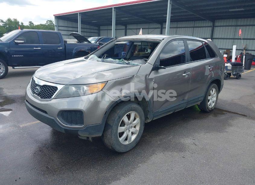 Photo 2 of 2013 Kia Sorento LX (VIN 5XYKT3A1XDG381218)