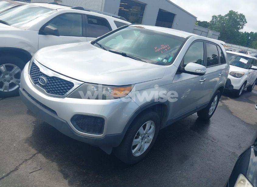 Photo 2 of 2013 Kia Sorento LX (VIN 5XYKT3A1XDG394440)