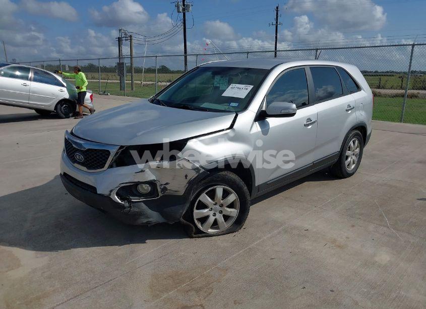 Photo 2 of 2013 Kia Sorento LX (VIN 5XYKT3A1XDG418137)