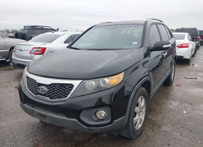 Photo 2 of 2013 Kia Sorento LX (VIN 5XYKT3A60DG309763)