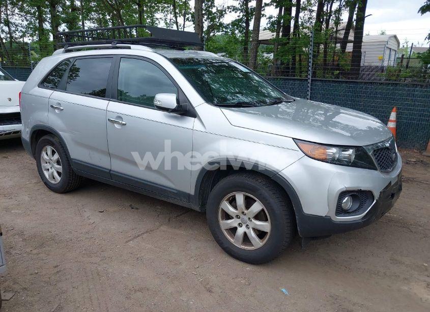 2013 Kia Sorento LX (VIN 5XYKT3A60DG338695) main photo