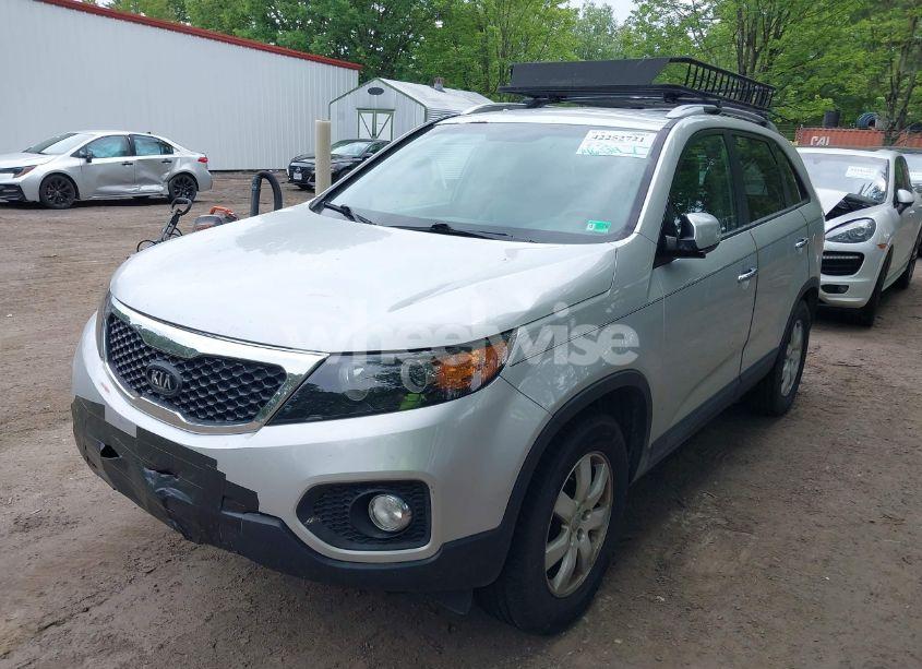 Photo 2 of 2013 Kia Sorento LX (VIN 5XYKT3A60DG338695)