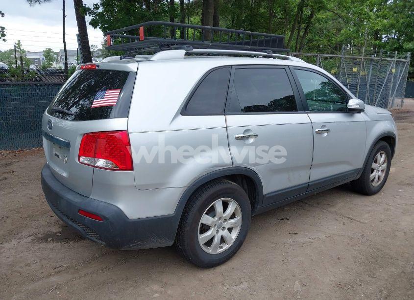 Photo 4 of 2013 Kia Sorento LX (VIN 5XYKT3A60DG338695)