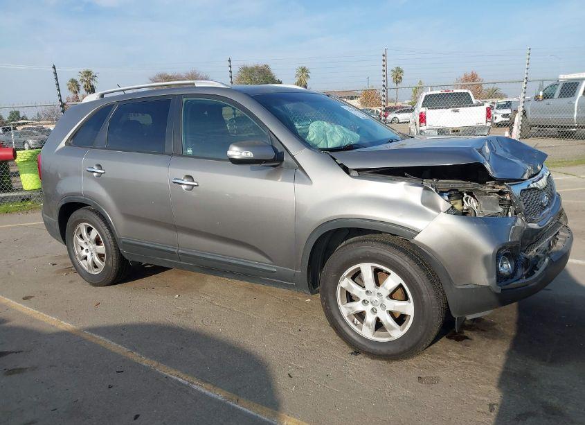 2013 Kia Sorento LX (VIN 5XYKT3A60DG363371) main photo