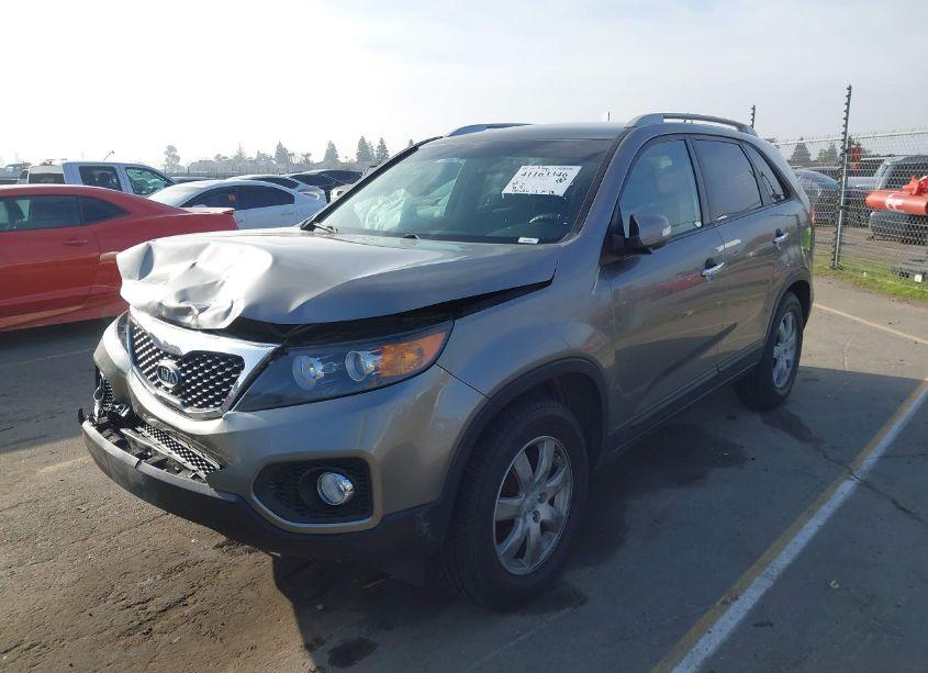 Photo 2 of 2013 Kia Sorento LX (VIN 5XYKT3A60DG363371)