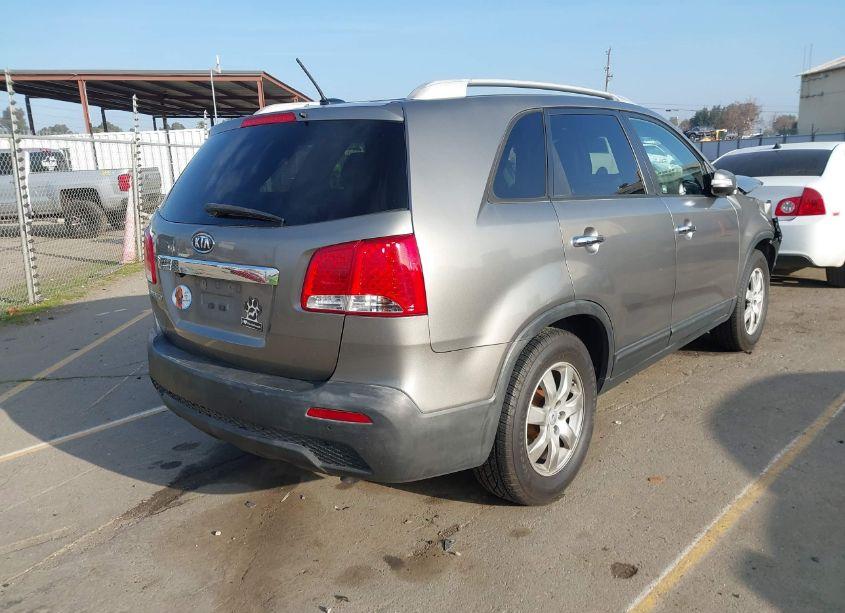 Photo 4 of 2013 Kia Sorento LX (VIN 5XYKT3A60DG363371)