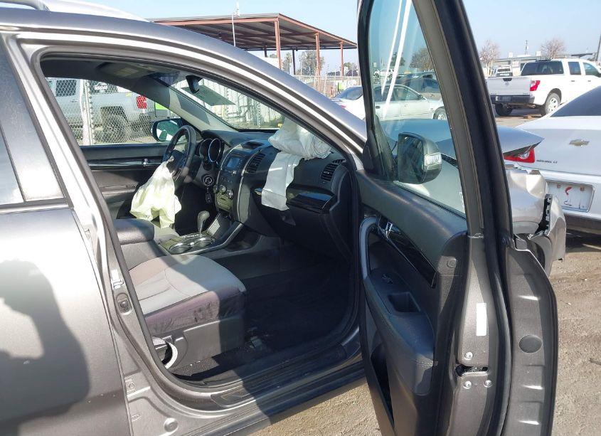 Photo 5 of 2013 Kia Sorento LX (VIN 5XYKT3A60DG363371)