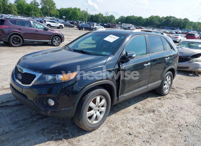 Photo 2 of 2013 Kia Sorento LX (VIN 5XYKT3A60DG406669)