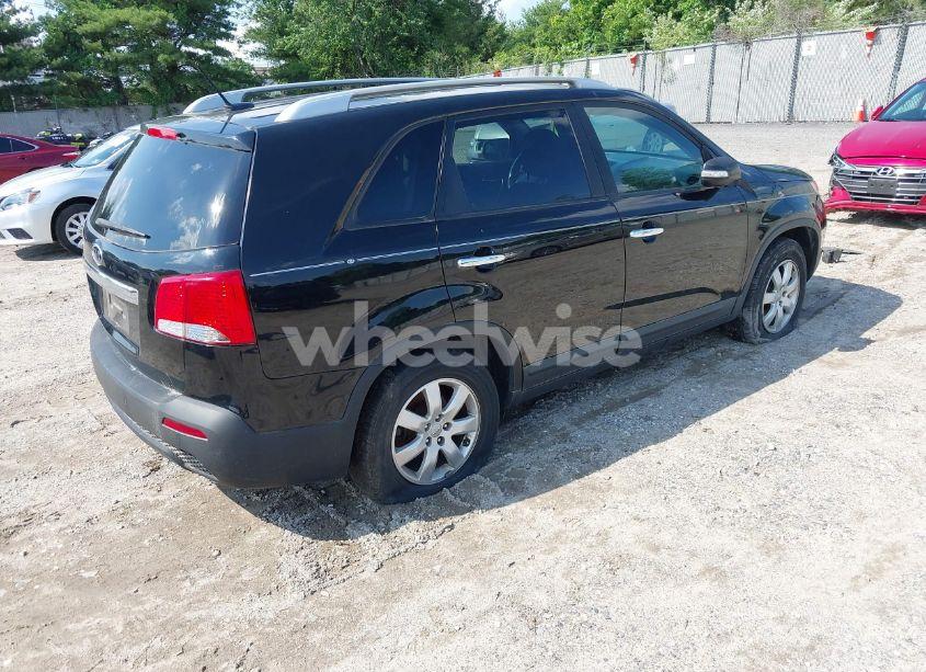 Photo 4 of 2013 Kia Sorento LX (VIN 5XYKT3A60DG406669)