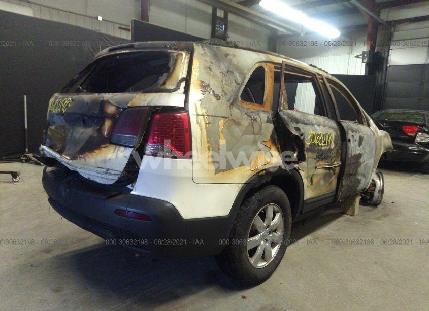 Photo 4 of 2013 Kia Sorento LX (VIN 5XYKT3A60DG406946)