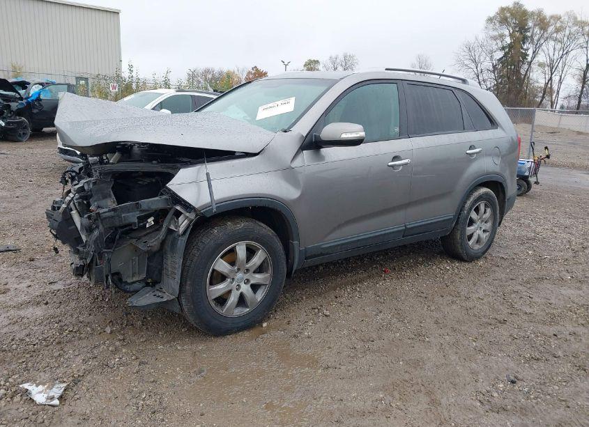 Photo 2 of 2013 Kia Sorento LX (VIN 5XYKT3A60DG423018)