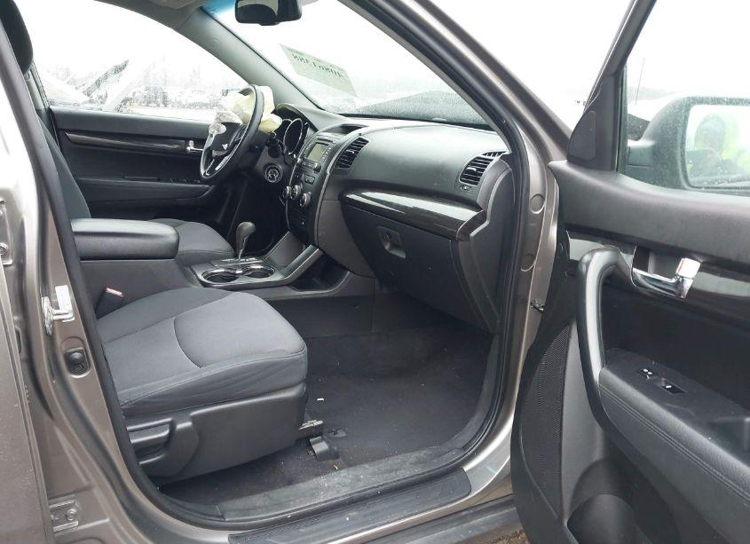 Photo 5 of 2013 Kia Sorento LX (VIN 5XYKT3A60DG423018)