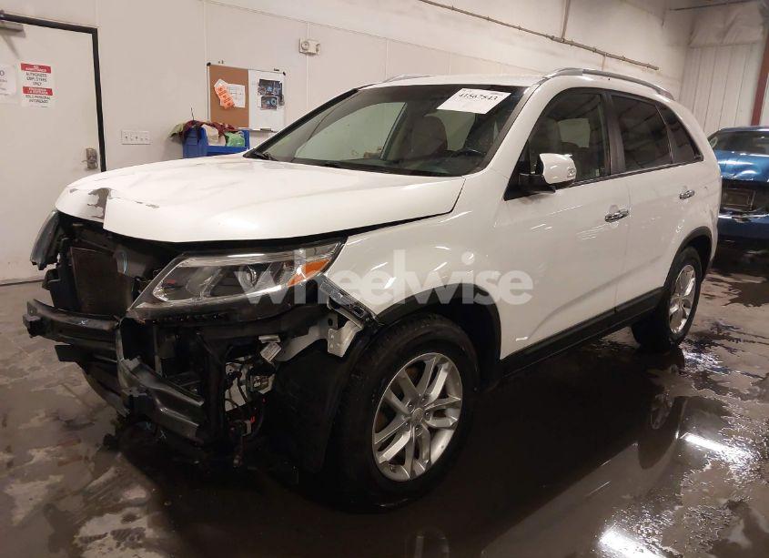 Photo 2 of 2014 Kia Sorento LX (VIN 5XYKT3A60EG449927)