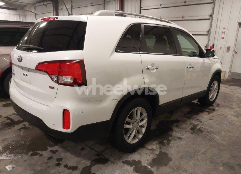 Photo 4 of 2014 Kia Sorento LX (VIN 5XYKT3A60EG449927)