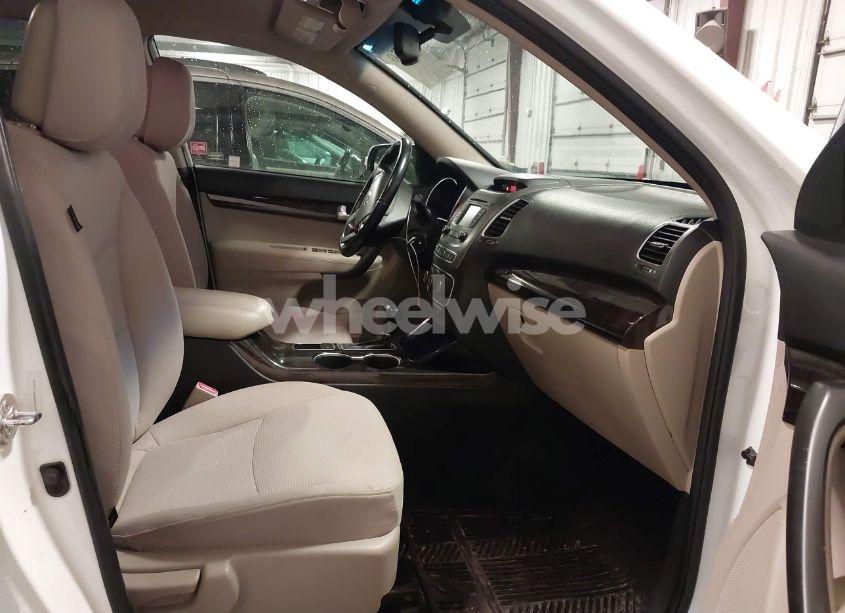 Photo 5 of 2014 Kia Sorento LX (VIN 5XYKT3A60EG449927)