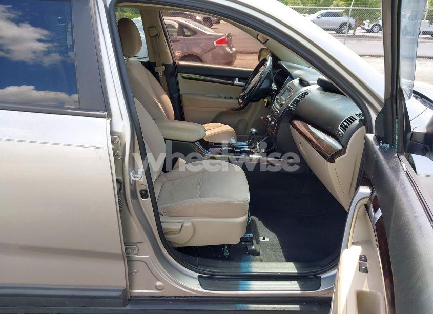 Photo 5 of 2014 Kia Sorento LX (VIN 5XYKT3A60EG478120)