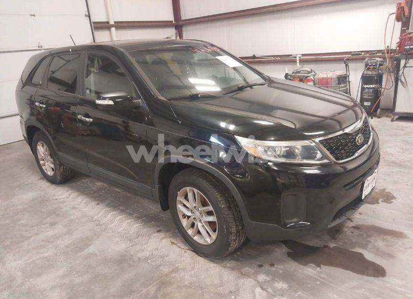 2014 Kia Sorento LX (VIN 5XYKT3A60EG479896) main photo
