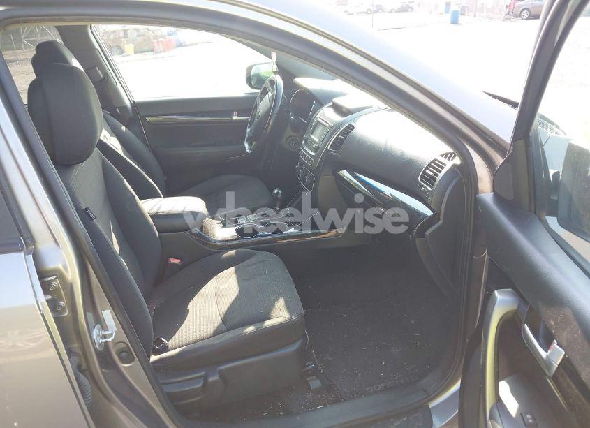 Photo 5 of 2014 Kia Sorento LX (VIN 5XYKT3A60EG508782)