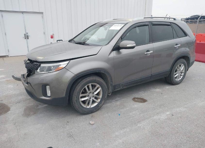 Photo 2 of 2014 Kia Sorento LX (VIN 5XYKT3A60EG524612)