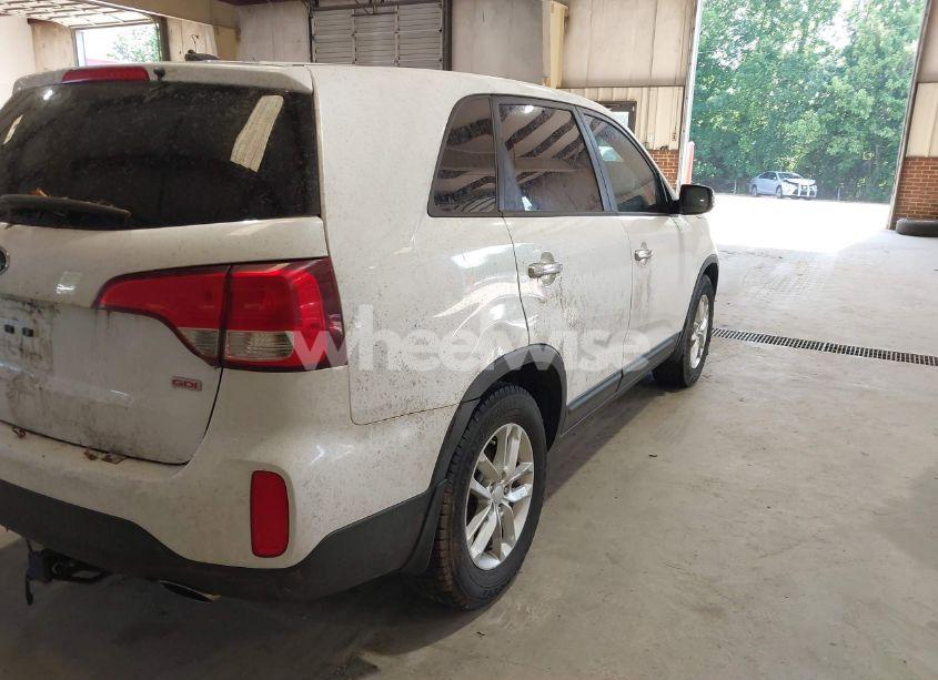 Photo 4 of 2015 Kia Sorento LX (VIN 5XYKT3A60FG645691)