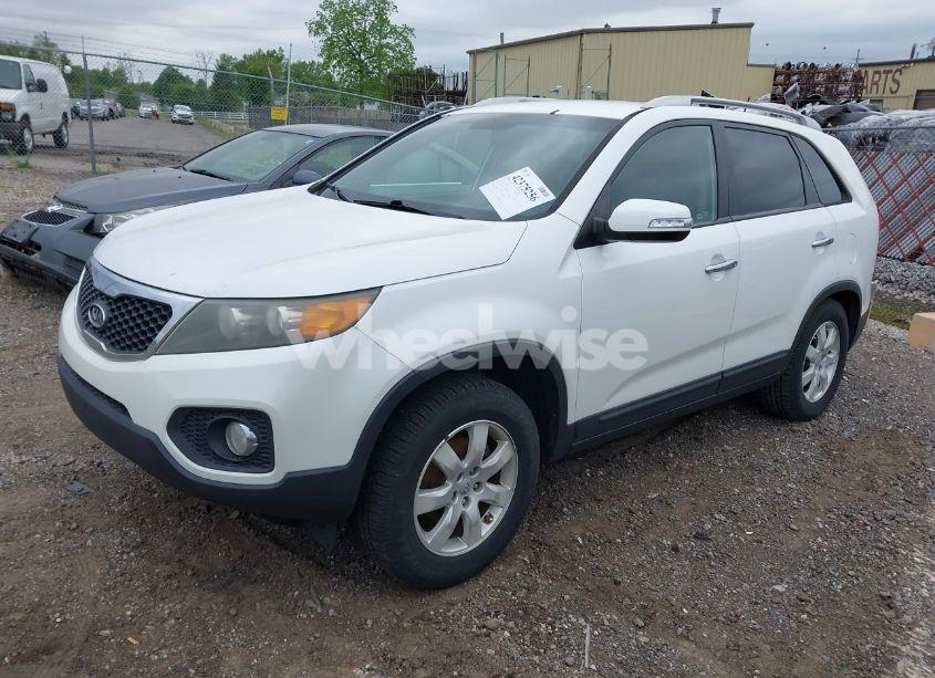 Photo 2 of 2012 Kia Sorento LX (VIN 5XYKT3A61CG212361)