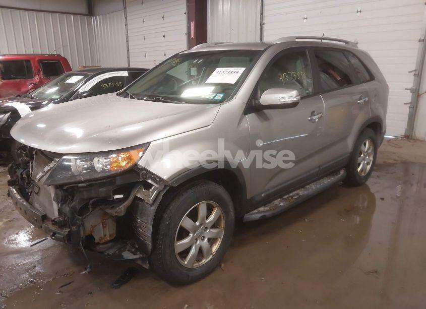 Photo 2 of 2012 Kia Sorento LX (VIN 5XYKT3A61CG283382)