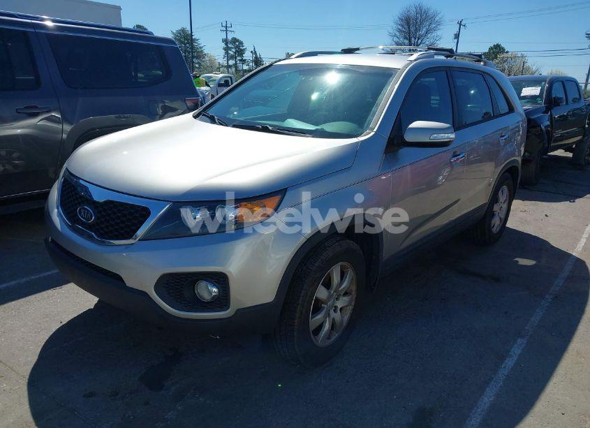 Photo 2 of 2013 Kia Sorento LX (VIN 5XYKT3A61DG313384)