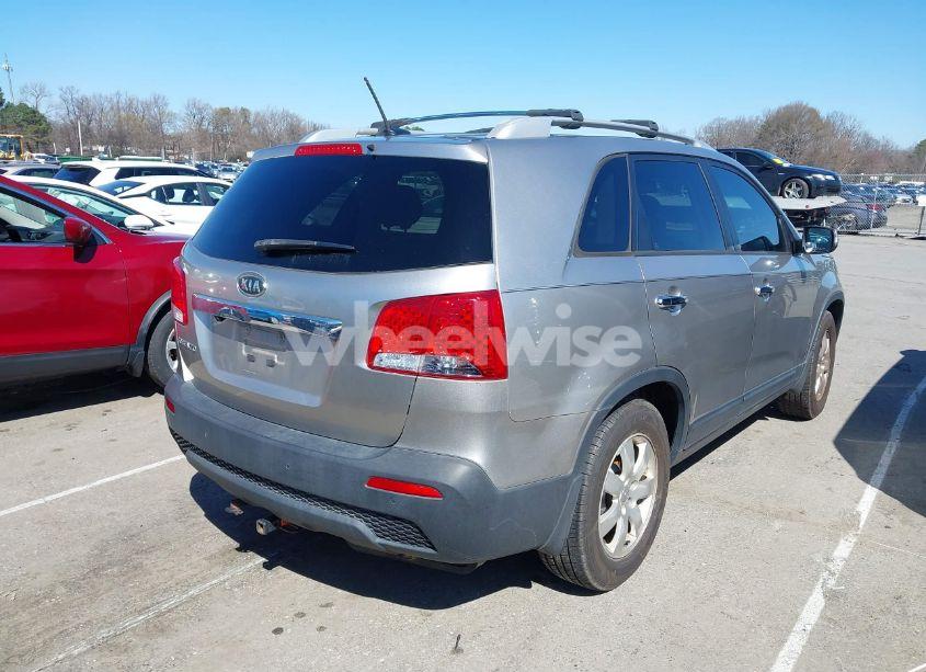 Photo 4 of 2013 Kia Sorento LX (VIN 5XYKT3A61DG313384)