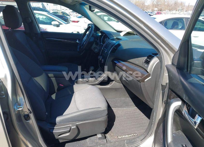 Photo 5 of 2013 Kia Sorento LX (VIN 5XYKT3A61DG313384)