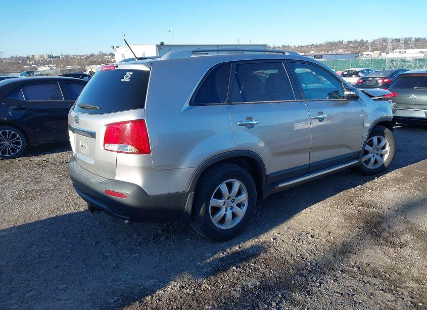 Photo 4 of 2013 Kia Sorento LX (VIN 5XYKT3A61DG348359)
