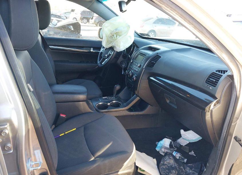 Photo 5 of 2013 Kia Sorento LX (VIN 5XYKT3A61DG348359)